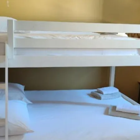 Neuve Et Moderne Avec Piscine A Hotel